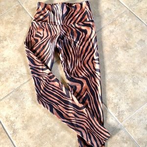 ONZIE Hi-Rise Full Length Legging. Fun, Tiger print! 🐅 Great condition.